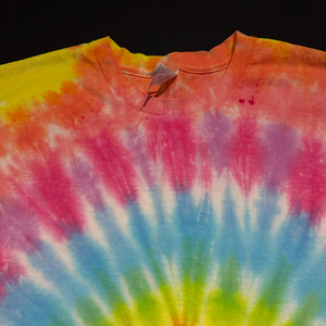 Size 2XL Retro Rainbow Spiral T-Shirt